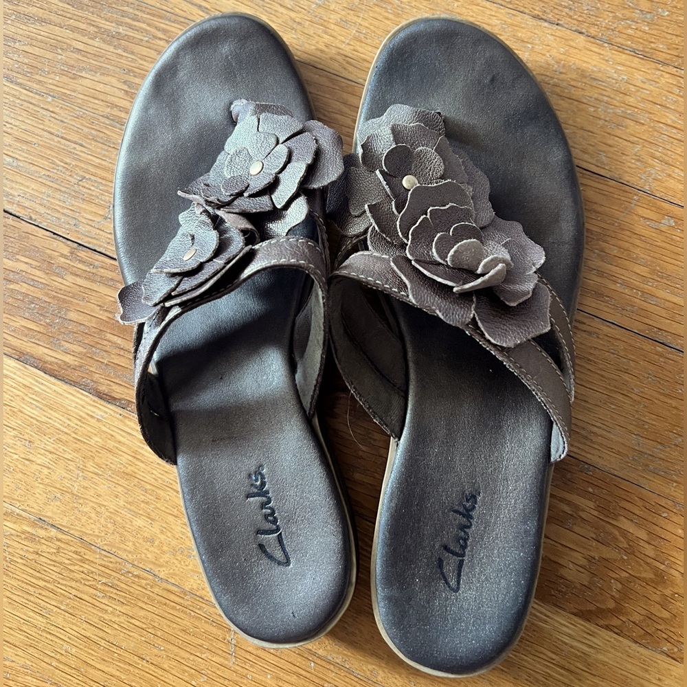 Clark Thong Sandals with Flowers size 8